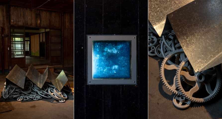 <p>本作は中野周辺のリサーチを起点に構想されたインスタレーションである。かつて織物産業によって「絹の都」と呼ばれた八王子は、戦時下に工場の転用や空襲の被害を経験し、その痕跡は今も地域の景観に残されている。本作では、実際に八王子で使われていた力織機の部品を複製し、産業を象徴する工場建築の鋸屋根の形態と重ね合わせた彫刻作品を中心に構成する。交通や輸送を象徴する車輪や工場の機械部品に共通する“回転”のイメージを手がかりに、街の風景に積み重なった記憶の断片を呼び起こす試みである。</p>
